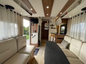 Intérieur moderne de camping-car spacieux et lumineux