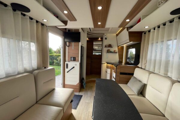 Intérieur moderne de camping-car spacieux et lumineux