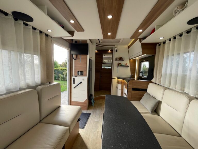 Intérieur moderne de camping-car spacieux et lumineux