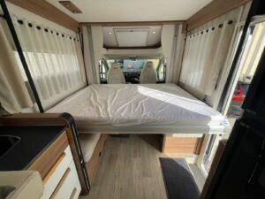 Intérieur moderne de camping-car avec lit et cuisine