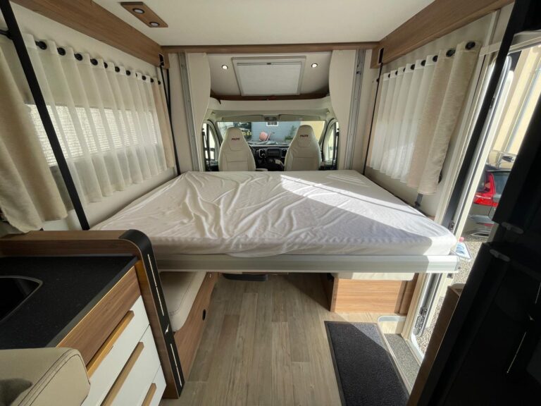 Intérieur moderne de camping-car avec lit et cuisine