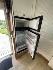 Réfrigérateur ouvert dans intérieur caravane moderne
