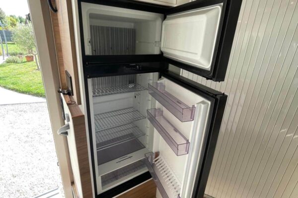 Réfrigérateur ouvert dans intérieur caravane moderne