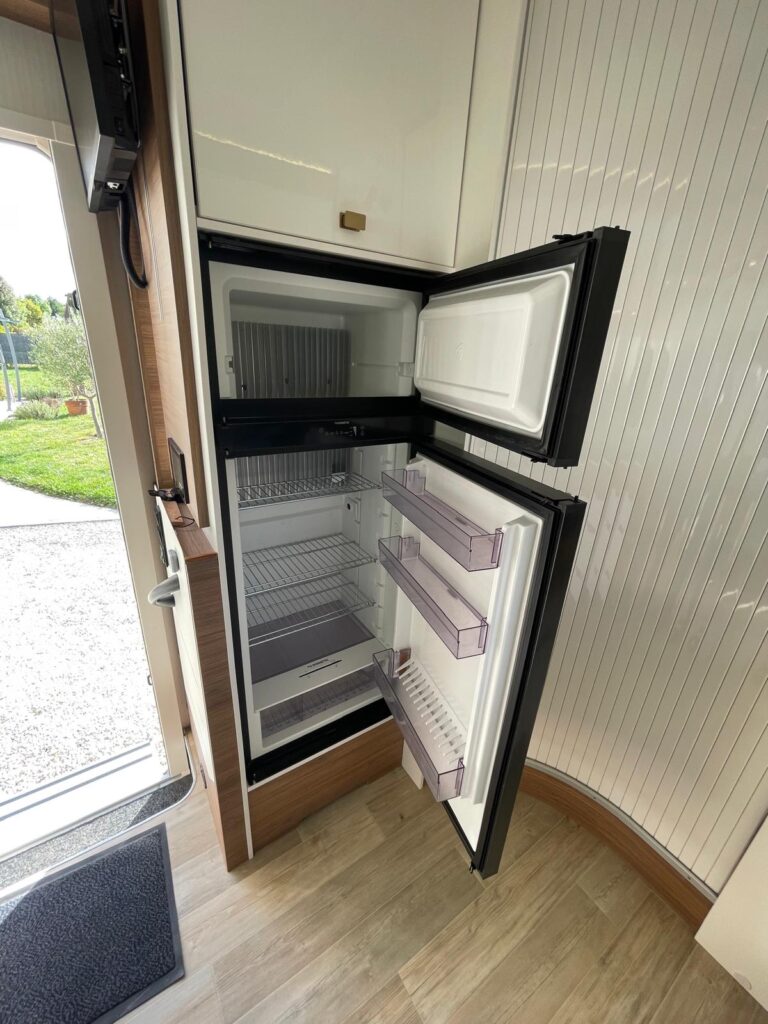 Réfrigérateur ouvert dans intérieur caravane moderne