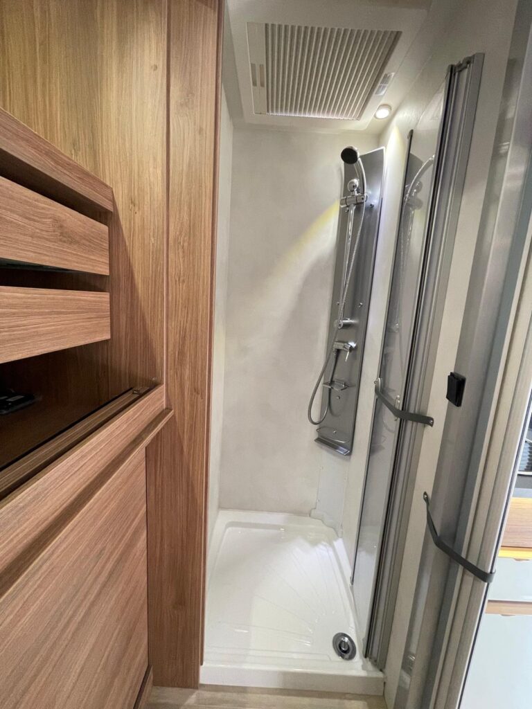 Douche moderne en bois et blanc dans caravane