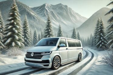 Fourgonnette Volkswagen blanche en paysage enneigé montagneux