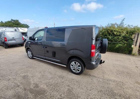 1TP272Grauer Lieferwagen im Freien geparkt