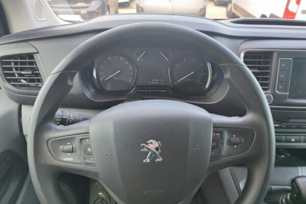 Autolenkrad mit sichtbarem Herstellerlogo