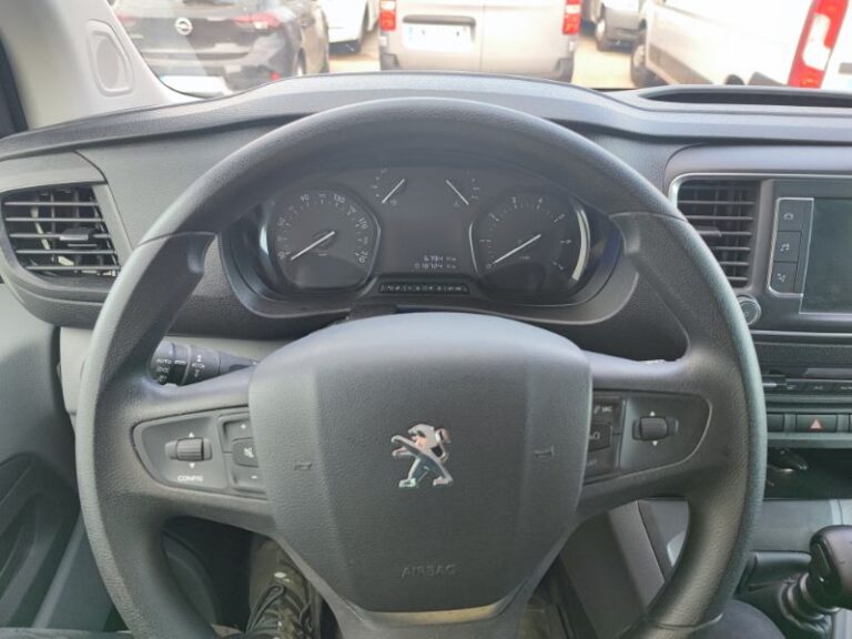 Volant de voiture avec logo de constructeur visible