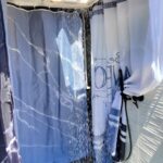 Douche moderne avec rideau bleu et robinet chrome