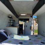 Intérieur moderne de camping-car avec lit et cuisine