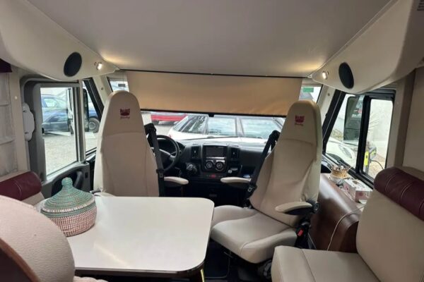 Intérieur spacieux de camping-car moderne