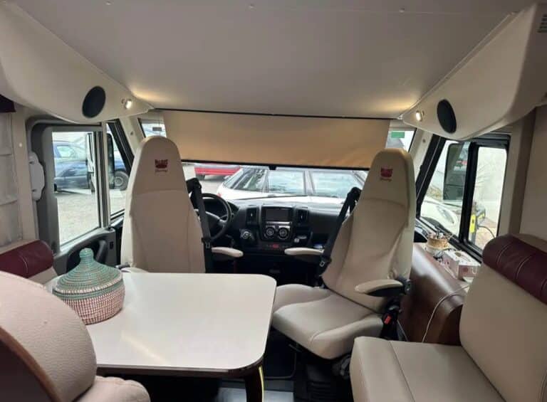 Intérieur spacieux de camping-car moderne