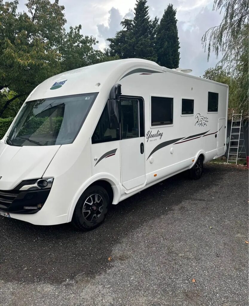 Camping-car blanc moderne garé en extérieur