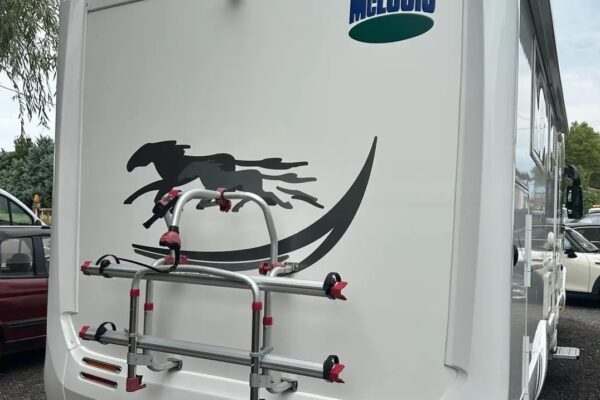 Camping-car McLouis avec autocollant de chien