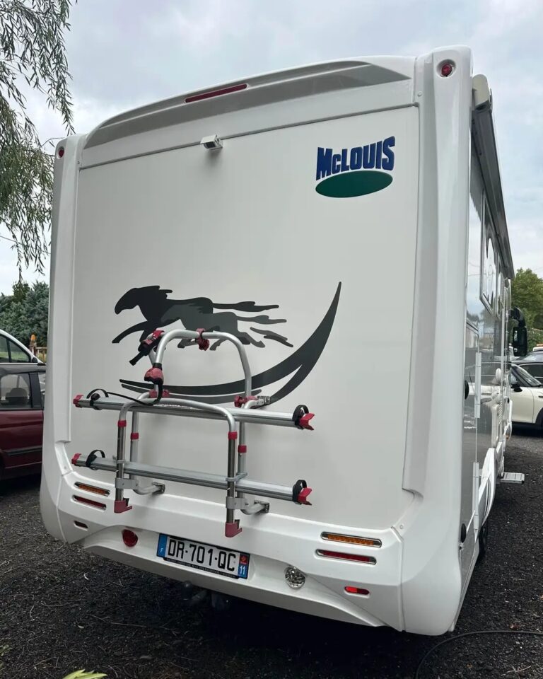 Camping-car McLouis avec autocollant de chien