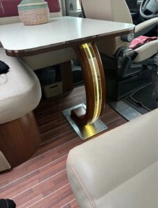 Table moderne dans véhicule avec éclairage LED intégré