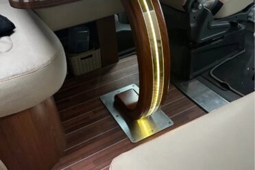 Table moderne dans véhicule avec éclairage LED intégré