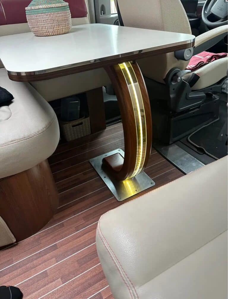 Table moderne dans véhicule avec éclairage LED intégré