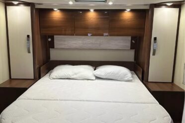 Chambre moderne avec lit rond et éclairage LED