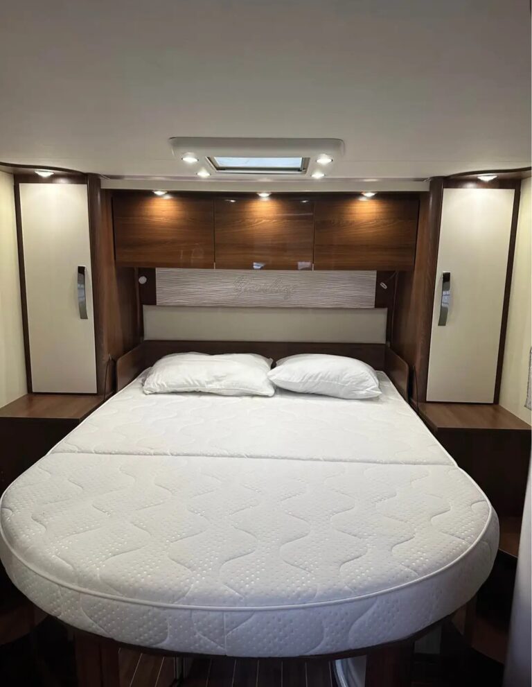 Chambre moderne avec lit rond et éclairage LED