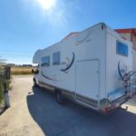 Camping-car stationné à côté d'un bâtiment rural