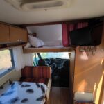 Intérieur lumineux de camping-car bien aménagé