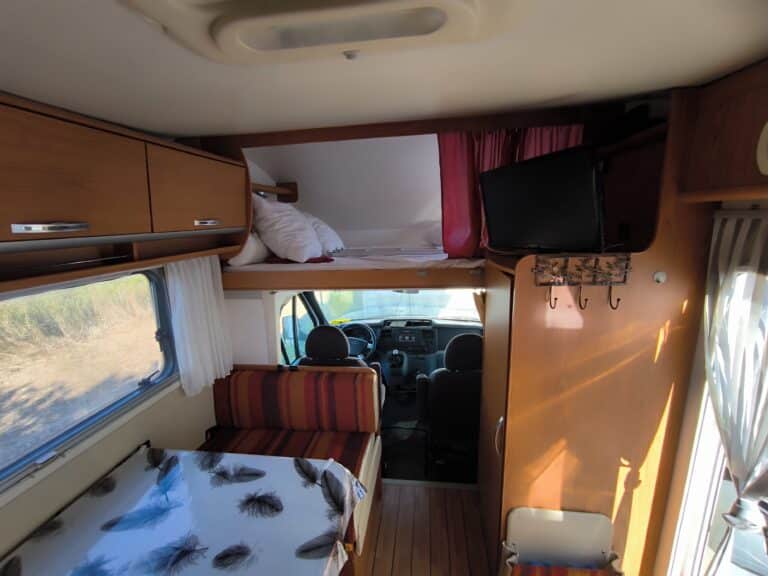 Intérieur lumineux de camping-car bien aménagé