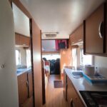 Intérieur moderne de camping-car bien équipé