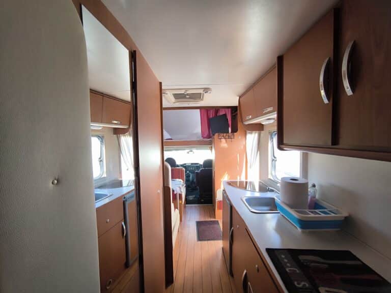 Intérieur moderne de camping-car bien équipé