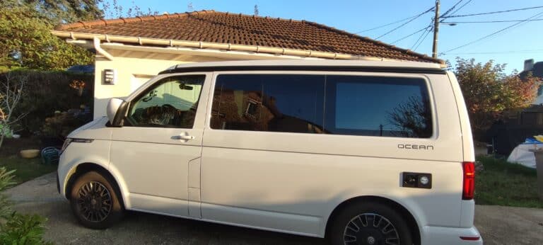 Fourgon blanc Volkswagen Ocean stationné à l'extérieur