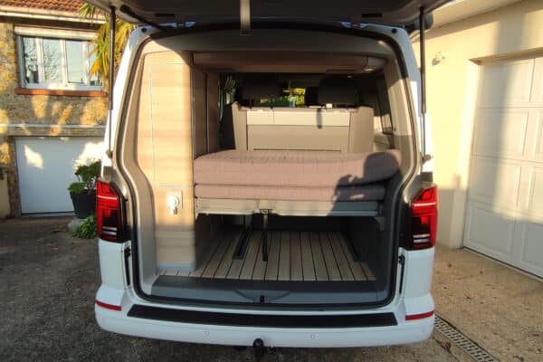 Kastenwagen mit Bett und offenem Stauraum