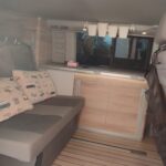 Intérieur moderne de camping-car avec cuisine et sièges