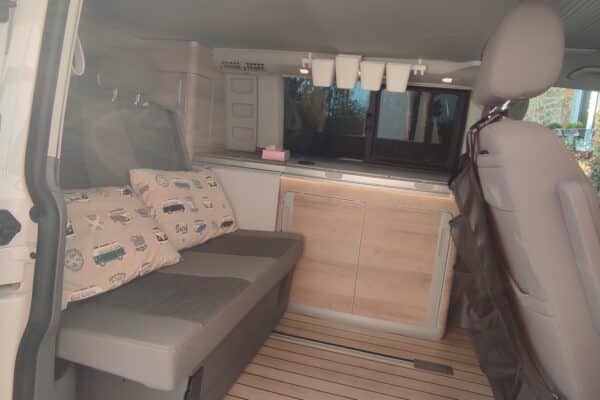 Moderne Inneneinrichtung von Wohnmobil mit Küche und Sitzgelegenheiten