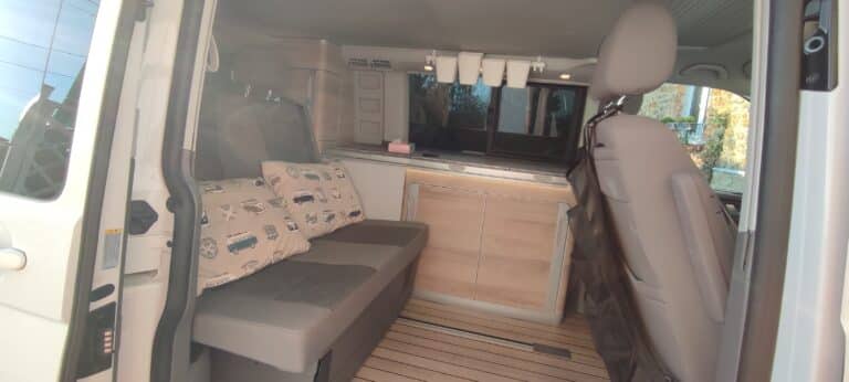 Intérieur moderne de camping-car avec cuisine et sièges