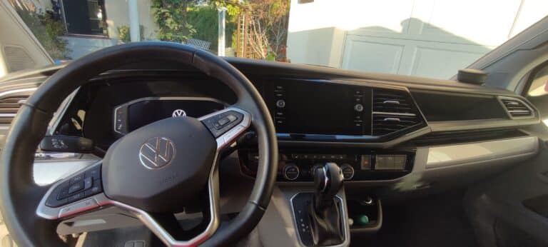 Intérieur moderne de voiture Volkswagen avec volant