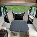 Intérieur moderne de camping-car avec sièges en cuir