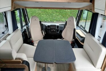 Intérieur moderne de camping-car avec sièges en cuir