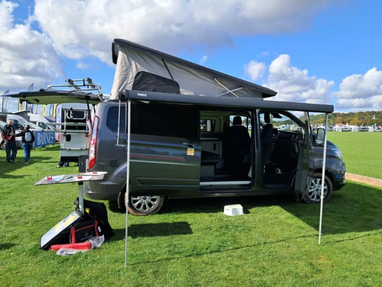 Camping-car ouvert sur terrain verdoyant