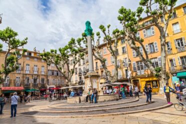 Place animée avec fontaine et bâtiments colorés