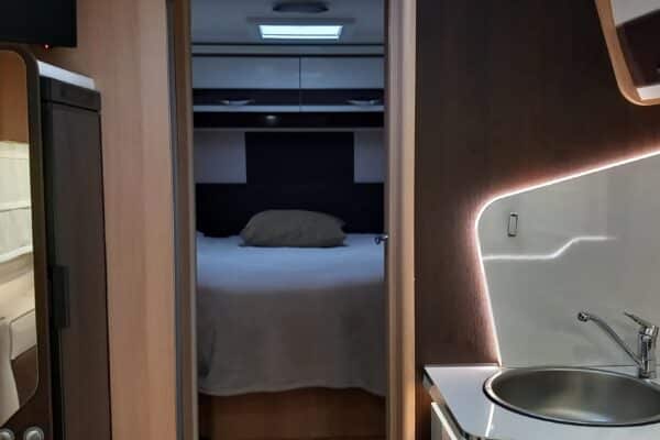 Intérieur moderne de camping-car avec lit et cuisine