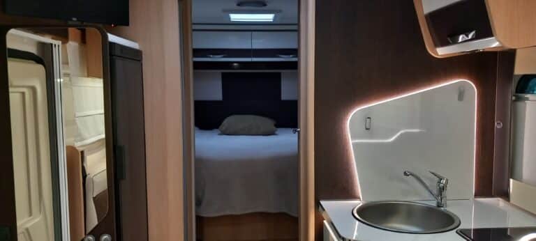 Intérieur moderne de camping-car avec lit et cuisine