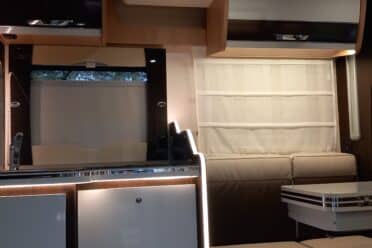 Interni moderni del camper con arredi eleganti