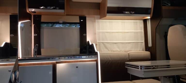 Intérieur moderne de camping-car avec mobilier élégant