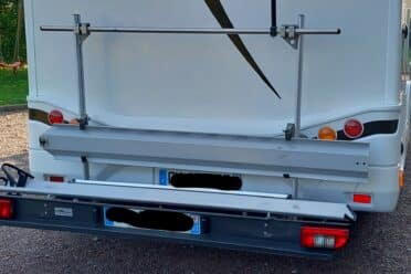 Posteriore di un Camper McLouis bianco