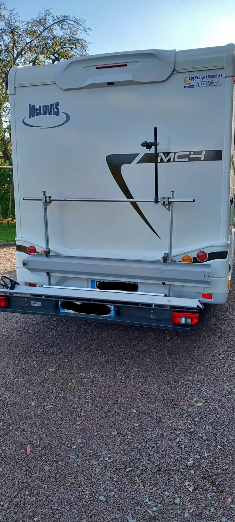 Arrière d'un camping-car McLouis blanc
