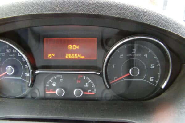 Tableau de bord voiture avec horloge et température