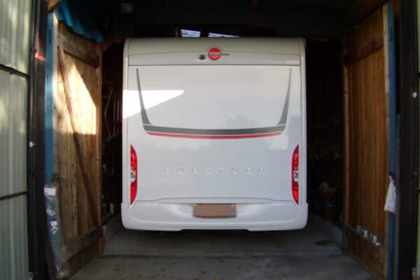 Camping-car entrant dans un garage