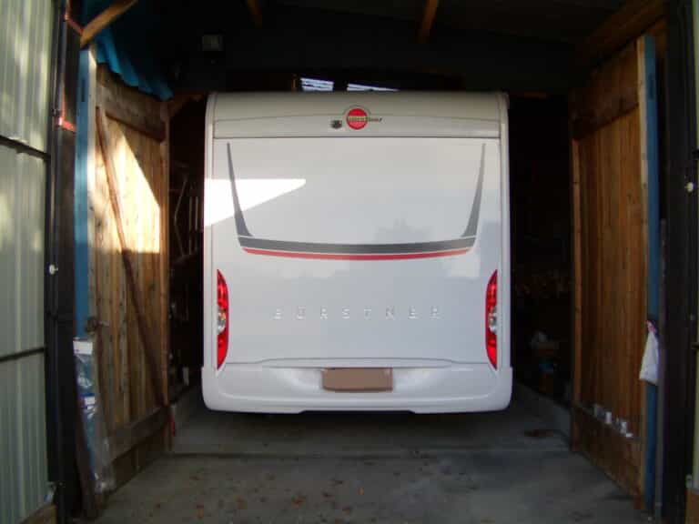 Camping-car entrant dans un garage