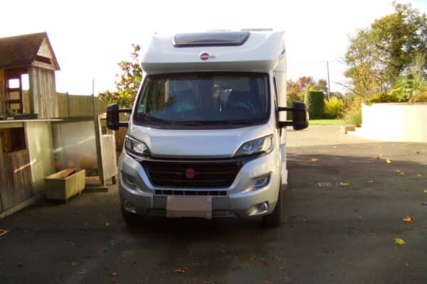 Wohnmobil weiß tagsüber draußen geparkt